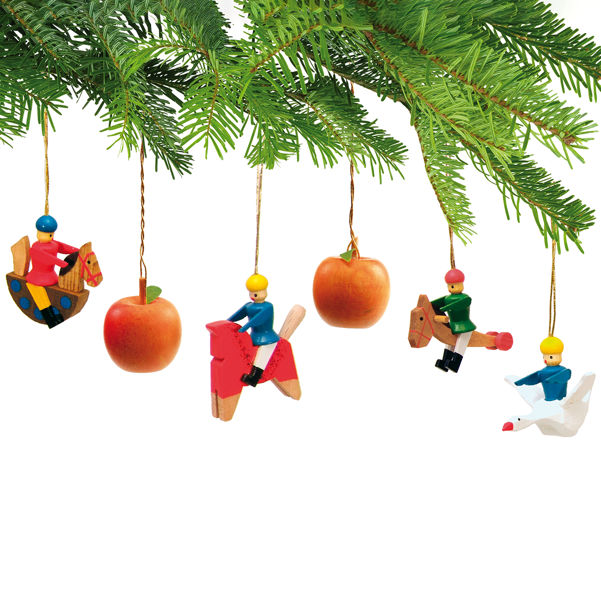 Sechs hölzerne Baumbehang-Anhänger hängen an grünen Tannenzweigen. Drei sind kleine bunte Spielfiguren auf Schaukelpferden, einer reitet eine Gans, und zwei Apfelformen ergänzen das Set. Die Motive bestehen aus naturfarbenem sowie farbig bemaltem Holz und sind an goldenen Fäden befestigt. Die Szene vermittelt weihnachtliches Flair und traditionelle Handwerkskunst.