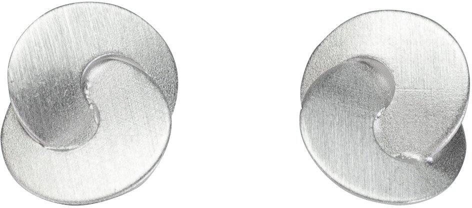 Das Bild zeigt zwei silberfarbene, runde Ohrringen in modernem, verschlungenem Design. Die Oberfläche der Ohrringe ist matt und reflektiert leicht das Licht.