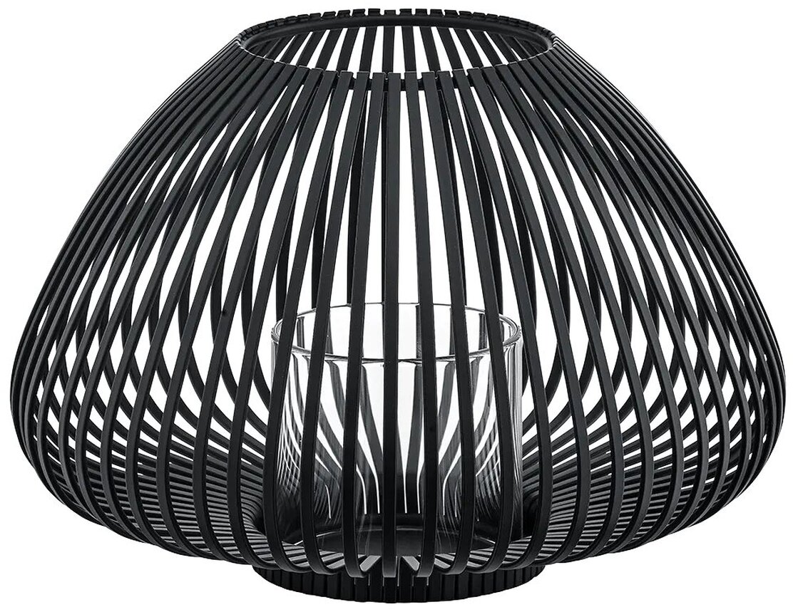 Schwarze Metalllaterne in modernem, offenen Rippendesign mit rundlicher Form. Geeignet zur dekorativen Beleuchtung für Innen- und Außenbereiche, besonders für Kerzen. Die Laterne steht auf einer weißen Fläche und ist stilvoll reduziert gestaltet.