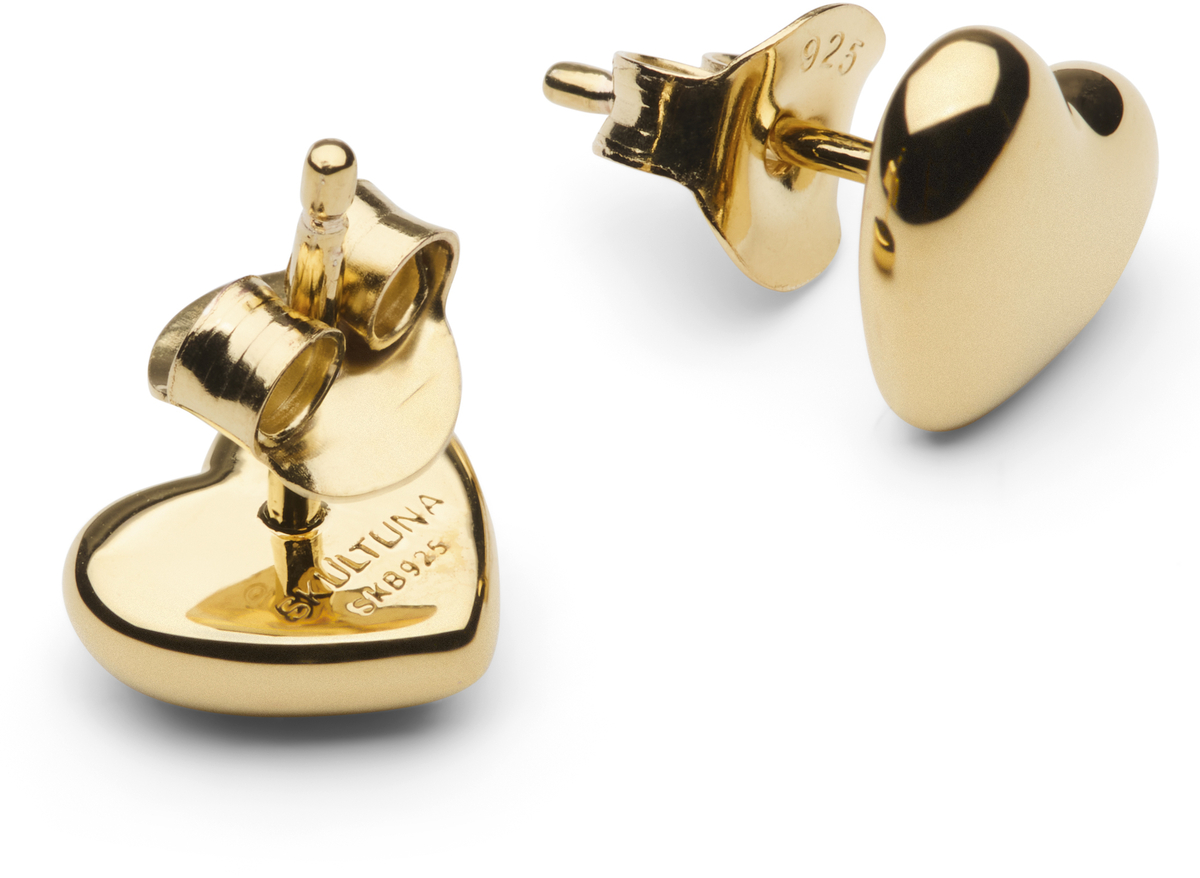 Zwei goldene Ohrstecker in Herzform liegen auf weißem Hintergrund. Die glänzenden Ohrstecker sind elegant gestaltet und spiegeln Licht wider.