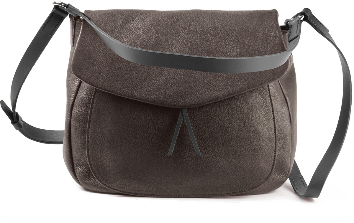 Abgebildet ist eine dunkelbraune Slingbag aus Leder von Harold's Lederwaren GmbH. Die Umhängetasche hat eine große Klappe, dezente Ziernähte und einen schwarzen, verstellbaren Schulterriemen. Die Tasche wirkt hochwertig und modern, ideal für den Alltag oder das Büro.