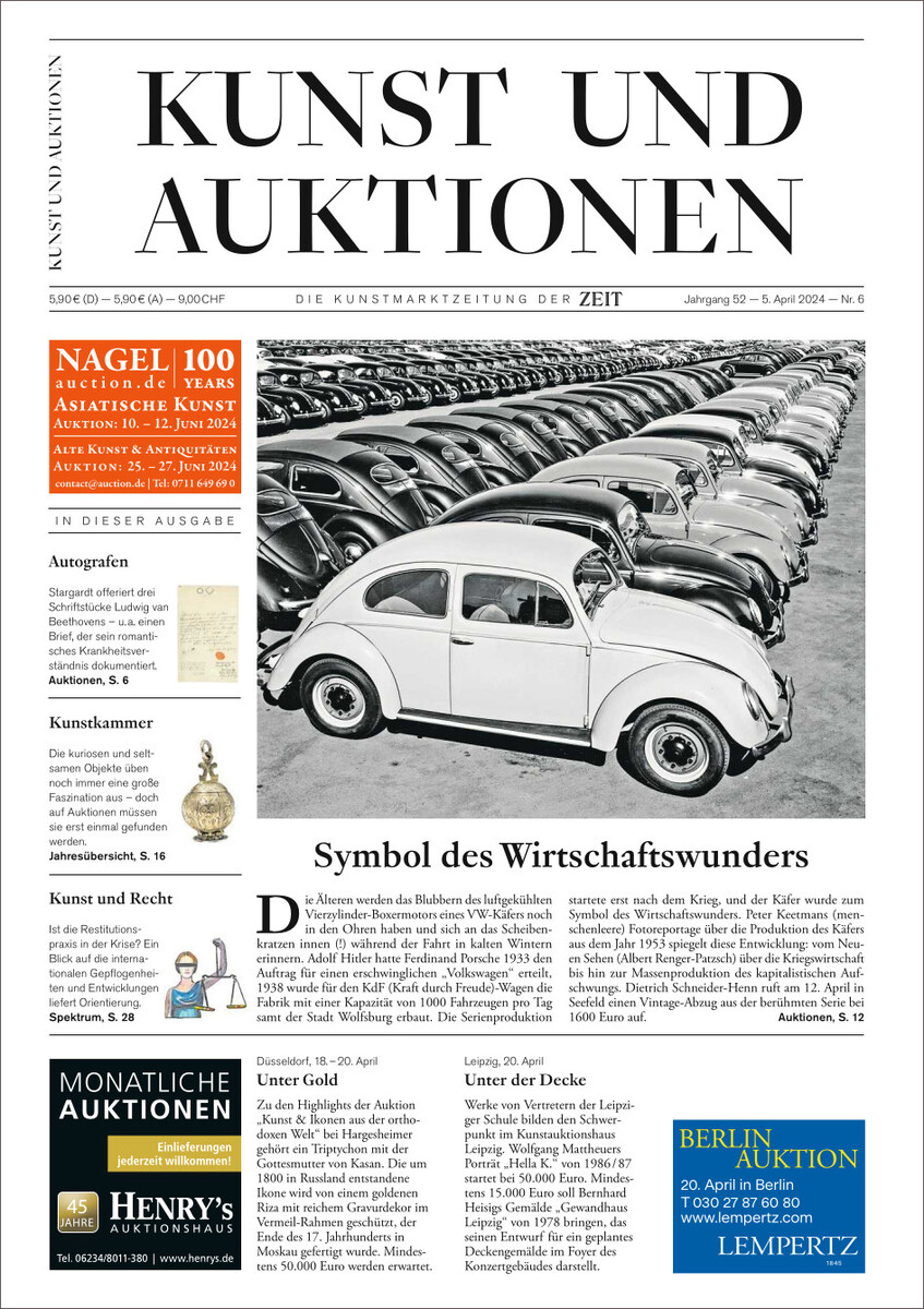 Titelseite der Kunst- und Auktionszeitung 'KUNST UND AUKTIONEN 6/24'. Das Bild zeigt eine Reihe von alten Autos, wahrscheinlich Volkswagen Käfer, die als Symbol des Wirtschaftswunders bezeichnet werden. Weitere Elemente auf der Seite beinhalten Textblöcke und Bilder rund um Auktionen und Kunst.