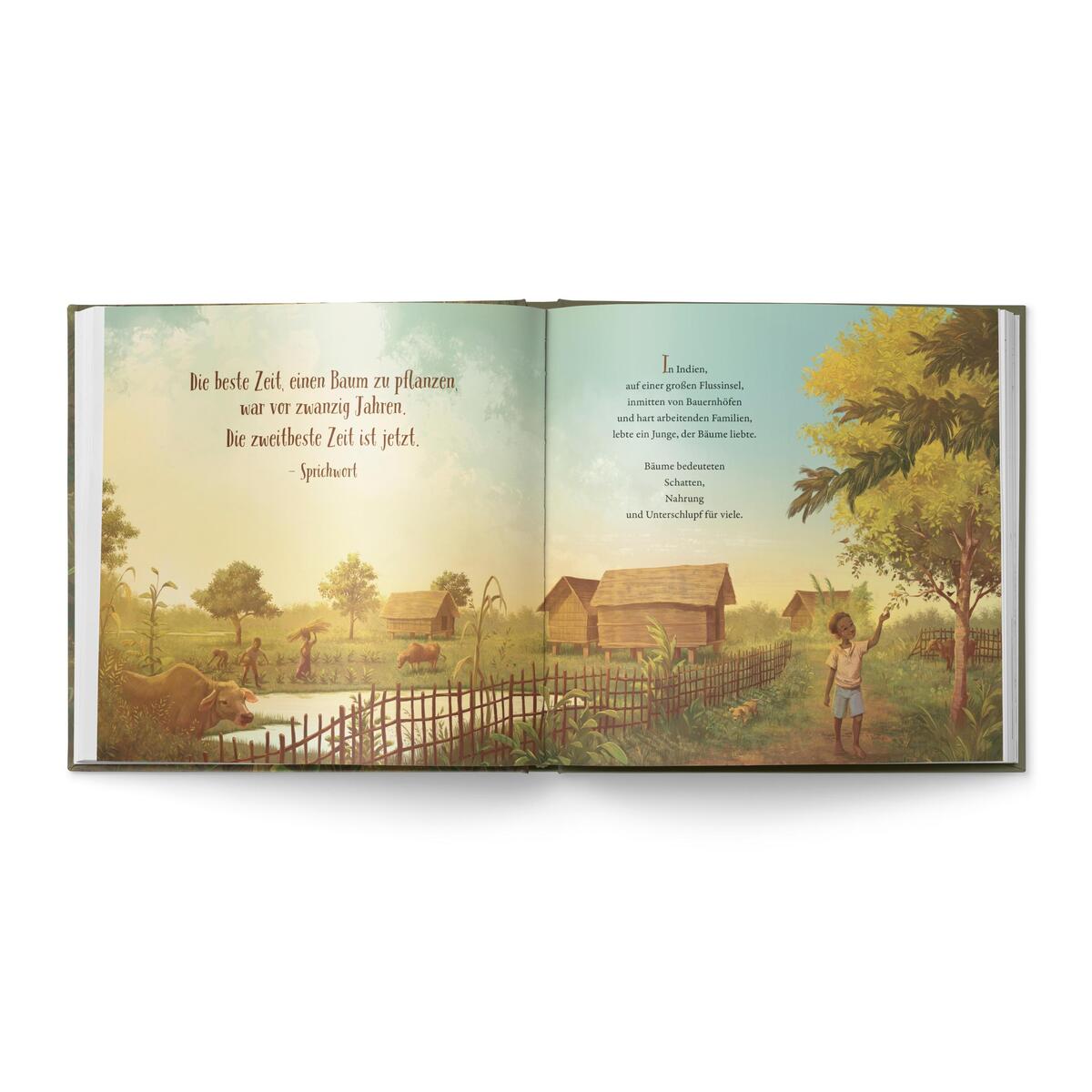 Ein aufgeschlagenes Kinderbuch mit farbenfrohen Illustrationen einer ländlichen Szene. Es sind Kinder zu sehen, die in einer grünen Landschaft spielen und Bäume pflanzen. Im Hintergrund stehen Holzgebäude und Bäume, die unter einem blauen Himmel liegen.