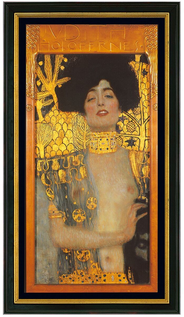 Das Bild zeigt Gustav Klimts »Judith I« von 1901, ein berühmtes Jugendstilgemälde. Judith steht in opulenter Kleidung mit goldenen Akzenten und Halsschmuck, während ihr entblößtes Dekolleté betont wird. Der Hintergrund besteht aus detaillierten dekorativen Mustern in Gold und Schwarz.