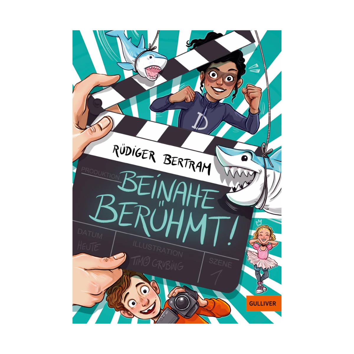 Buchcover von 'Beinahe berühmt!' von Rüdiger Bertram, illustriert von Timo Grubing, zeigt eine bunte Illustration mit einem Kind, einem Haifisch und einer Filmklappe auf türkisfarbenem Hintergrund.