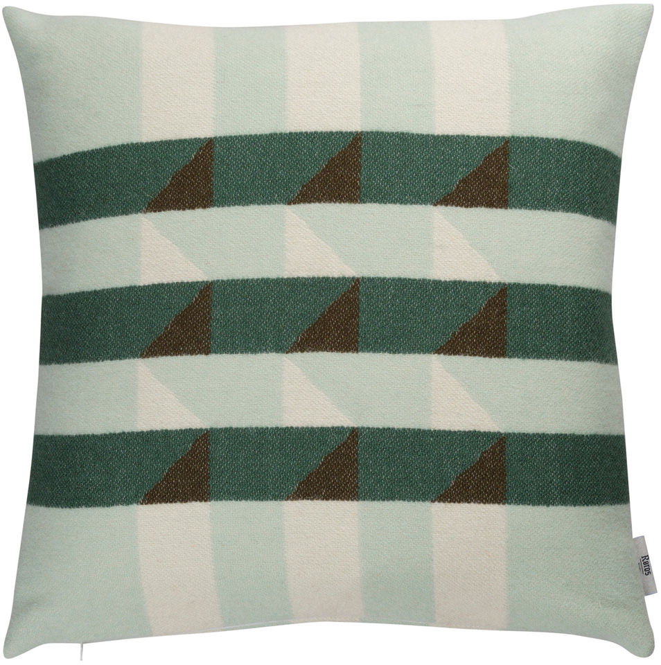 Das Bild zeigt ein Kissen namens »KVAM« mit einem geometrischen Muster. Die Farben sind Grün, Weiß und Braun.