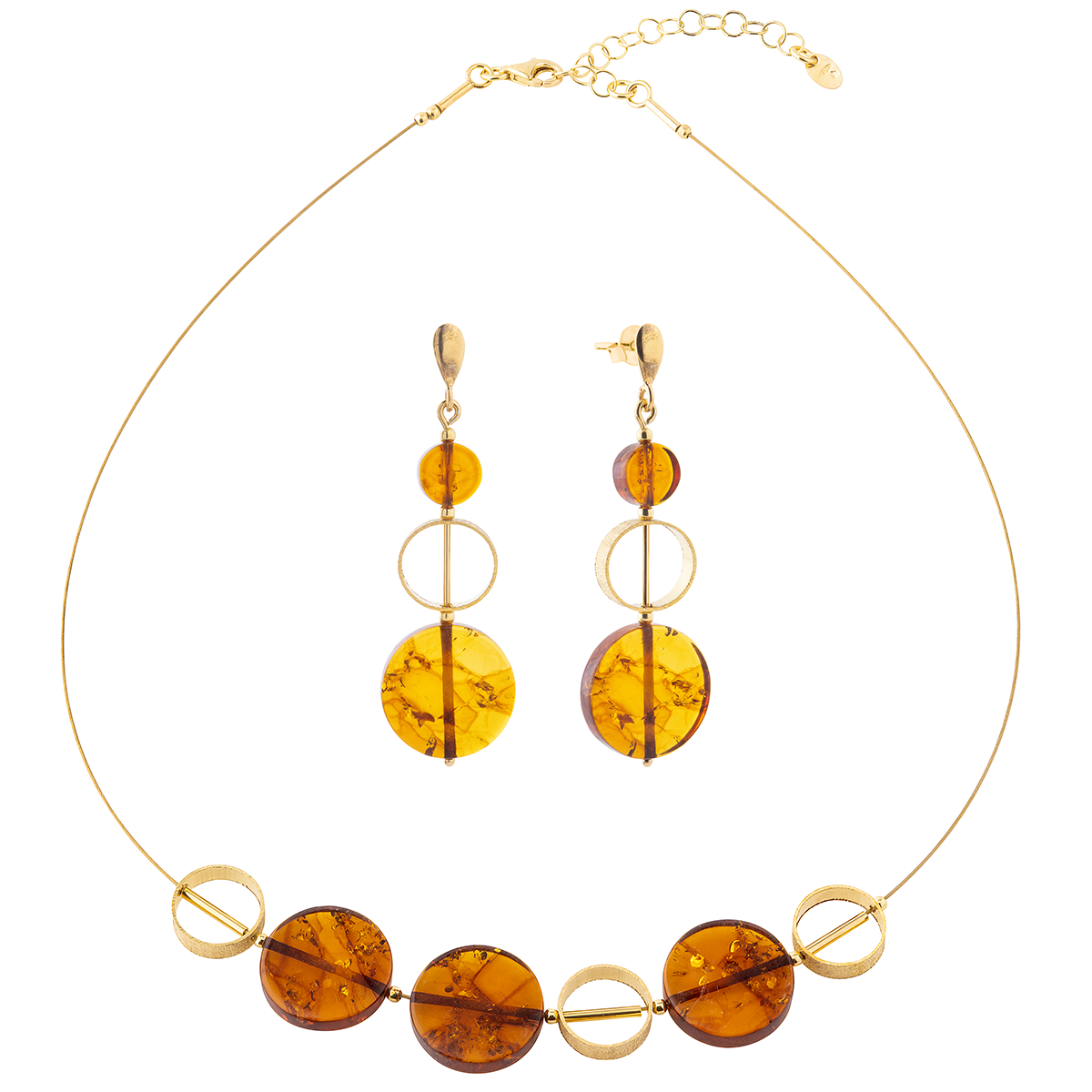 Bernstein-Schmuckset 'Sinope' bestehend aus einer filigranen Halskette und passenden Ohrhängern mit runden Bernstein-Elementen und goldfarbenen Kreisen. Das Set liegt auf weißem Hintergrund und wirkt elegant und zeitlos.