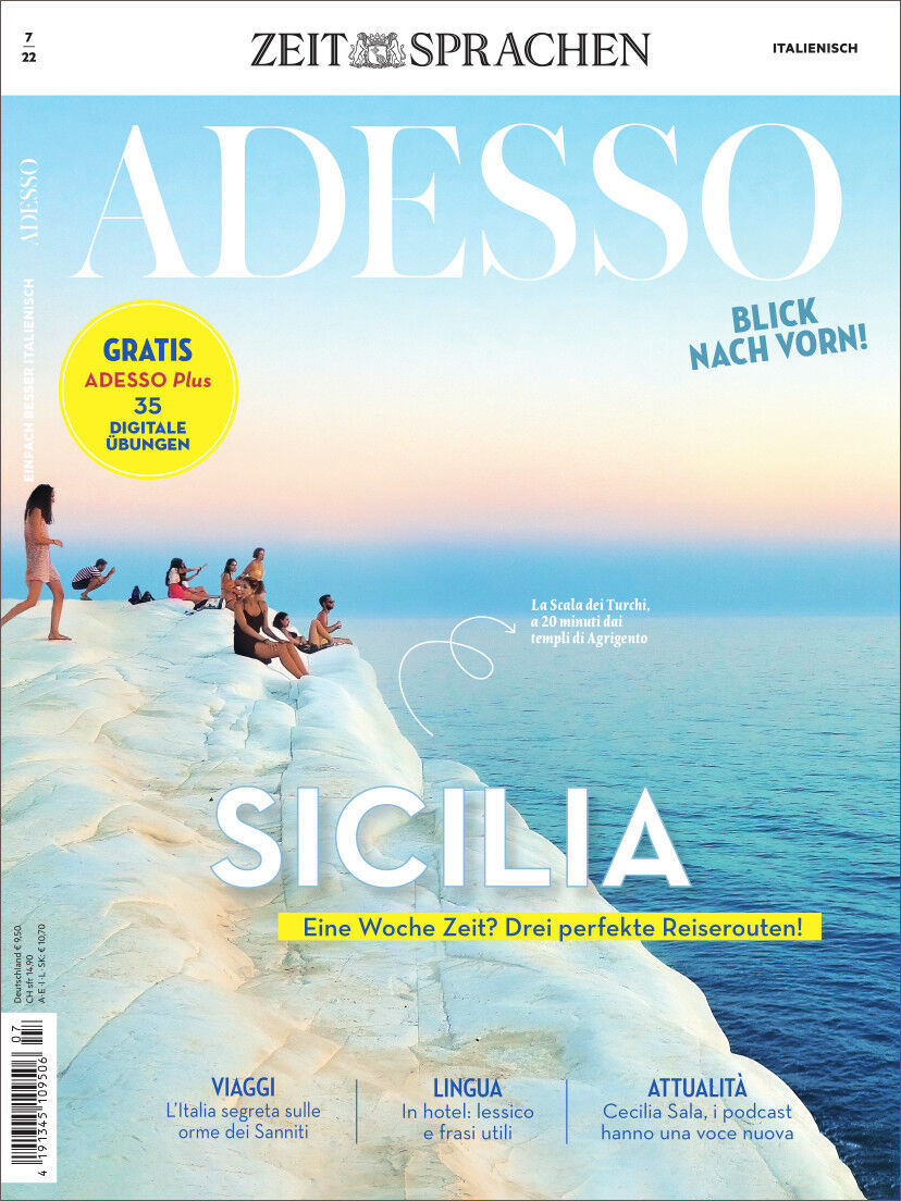 Das Titelbild der Adesso Zeitschrift Ausgabe 07/2022 zeigt eine Küstenszene in Sizilien mit Menschen am Strand und Blick auf das ruhige Meer. Oben sieht man den Titel 'Adesso' und die Schrift 'Zeit Sprachen' sowie den Hinweis auf Gratis digitale Übungen.