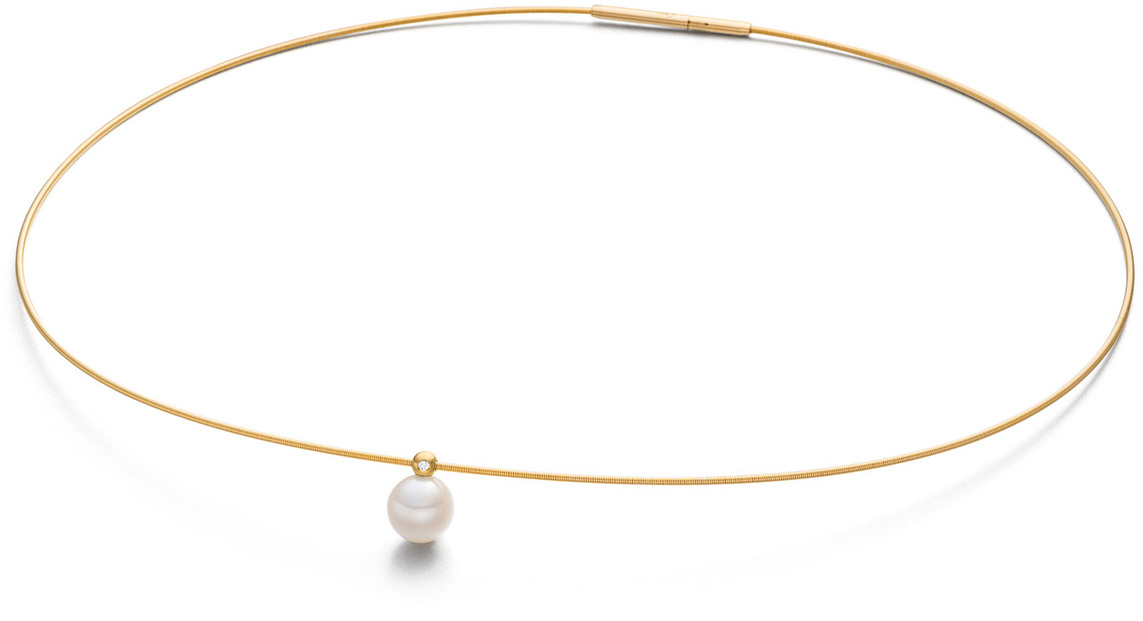 Feine, goldene Halskette mit schlichtem Design. In der Mitte hängt eine runde, weiße Perle. Die Kette wirkt zart und modern, mit einem eleganten Verschluss. Das Collier liegt auf weißem Hintergrund und reflektiert zart das Licht.