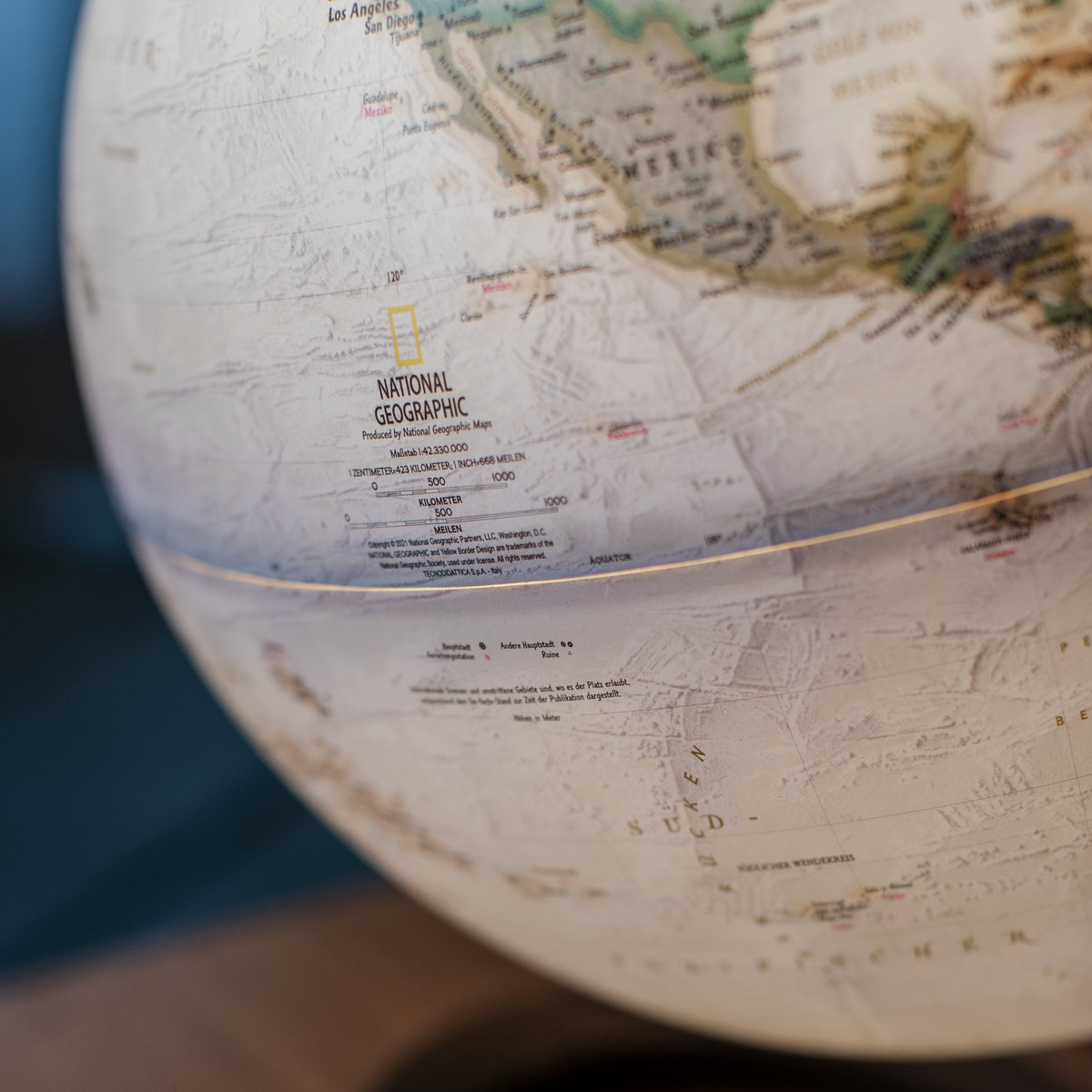 Ein elegant gestalteter Globus in der ZEIT-Sonderedition von National Geographic, montiert auf einem schwarzen Ständer. Die Karte zeigt detaillierte geografische Informationen in natürlichen Farben.