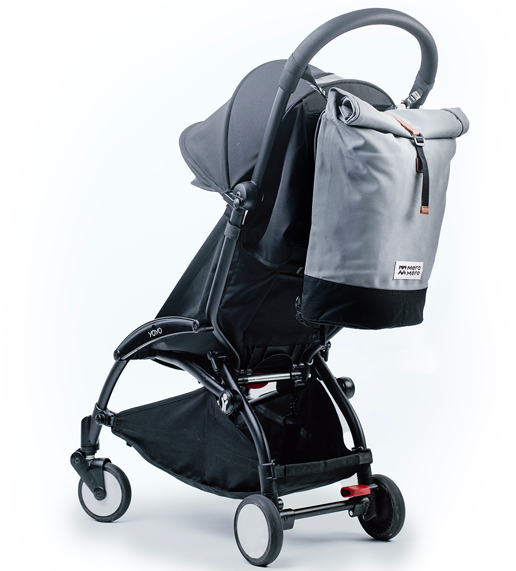 Fahrradtasche/Rucksack »Annecy«, grauer und schwarzer multifunktionaler Rucksack, an Kinderwagen befestigt.