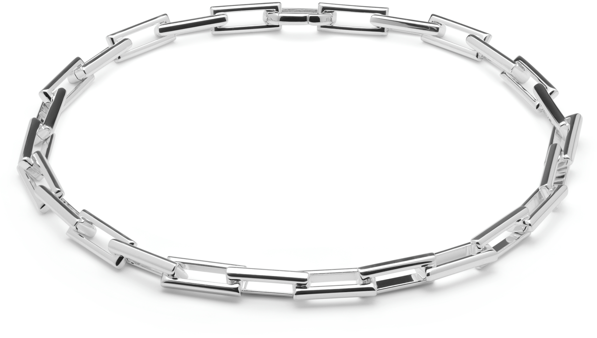 Abgebildet ist ein elegantes, silberfarbenes Collier der Linie »Traverse« mit einer Länge von 42 cm. Die Halskette besteht aus rechteckigen, glänzenden Gliedern und liegt kreisförmig auf einem weißen Hintergrund. Das schlichte und stilvolle Design eignet sich als Schmuckstück für verschiedene festliche Anlässe.