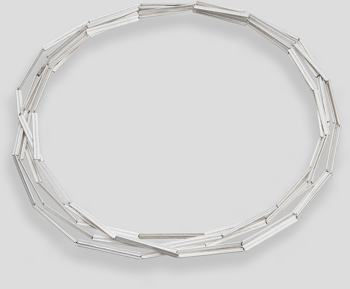 Eine stilvolle Silberkette mit länglichen, schlichten Stangelementen, die zu einem eleganten Halsketten-Design verbunden sind. Perfekt für verschiedene Anlässe und als modisches Accessoire für Damen.