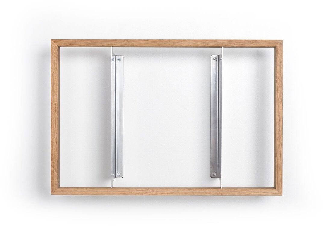 Ein minimalistisches Regal mit einem Holzrahmen und zwei Metallhalterungen montiert an einer weißen Wand. Das Design ist schlicht und modern, ideal für verschiedene Räume im Haus oder Büro.