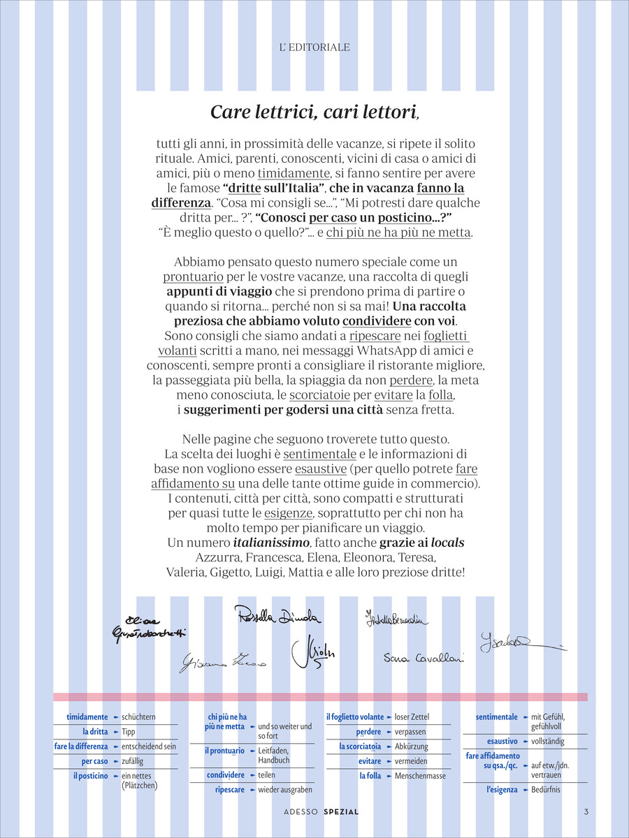 Seite einer Zeitschrift mit horizontalen blauen und weißen Streifen als Hintergrund. Der Text auf der Seite beginnt mit 'Care lettrici, cari lettori'. Unten sind Unterschriften und ein Adesso Magazintitel sichtbar.