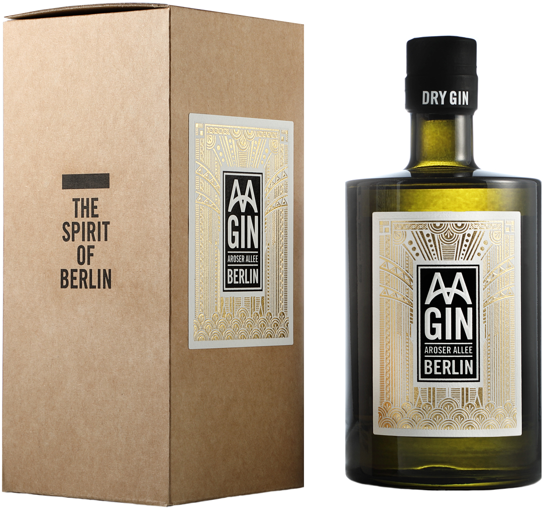 Eine Flasche »AAGIN« Dry Gin aus Berlin mit elegant gestaltetem Etikett und einem passenden Geschenkkarton mit der Aufschrift 'The Spirit Of Berlin'.