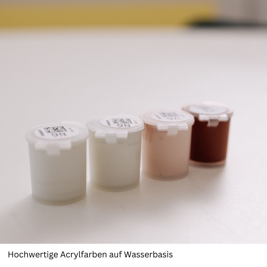 Vier kleine Farbbehälter, die wasserbasierte Acrylfarben in den Farben Weiß, Beige, Rosa und Braun enthalten, stehen in einer Linie auf einer ebenen Oberfläche. Im Hintergrund ist ein unscharfer gelber Streifen zu erkennen. Die Farben eignen sich für Malen-nach-Zahlen-Projekte.
