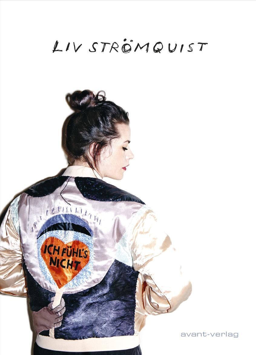 Das Bild zeigt das Buchcover von 'Ich fühl's nicht' von Liv Strömquist. Es zeigt eine Frau mit einem Dutt, die einen Jacke trägt. Auf der Jacke ist ein großes Herz abgebildet, das den Titel des Buchs enthält. Der Hintergrund ist weiß.