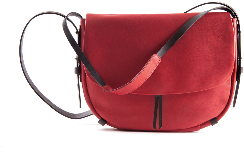 Eine elegante rote Schultertasche aus Leder mit schwarzem Trageriemen. Die Vorderseite hat eine glatte Oberfläche mit minimalistischen Design Details.
