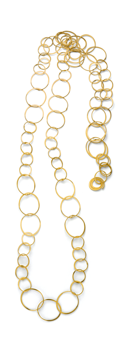 Halskette »Goldring« aus vergoldetem Silber mit mehreren goldfarbenen Ringen in einem Kreisdesign.