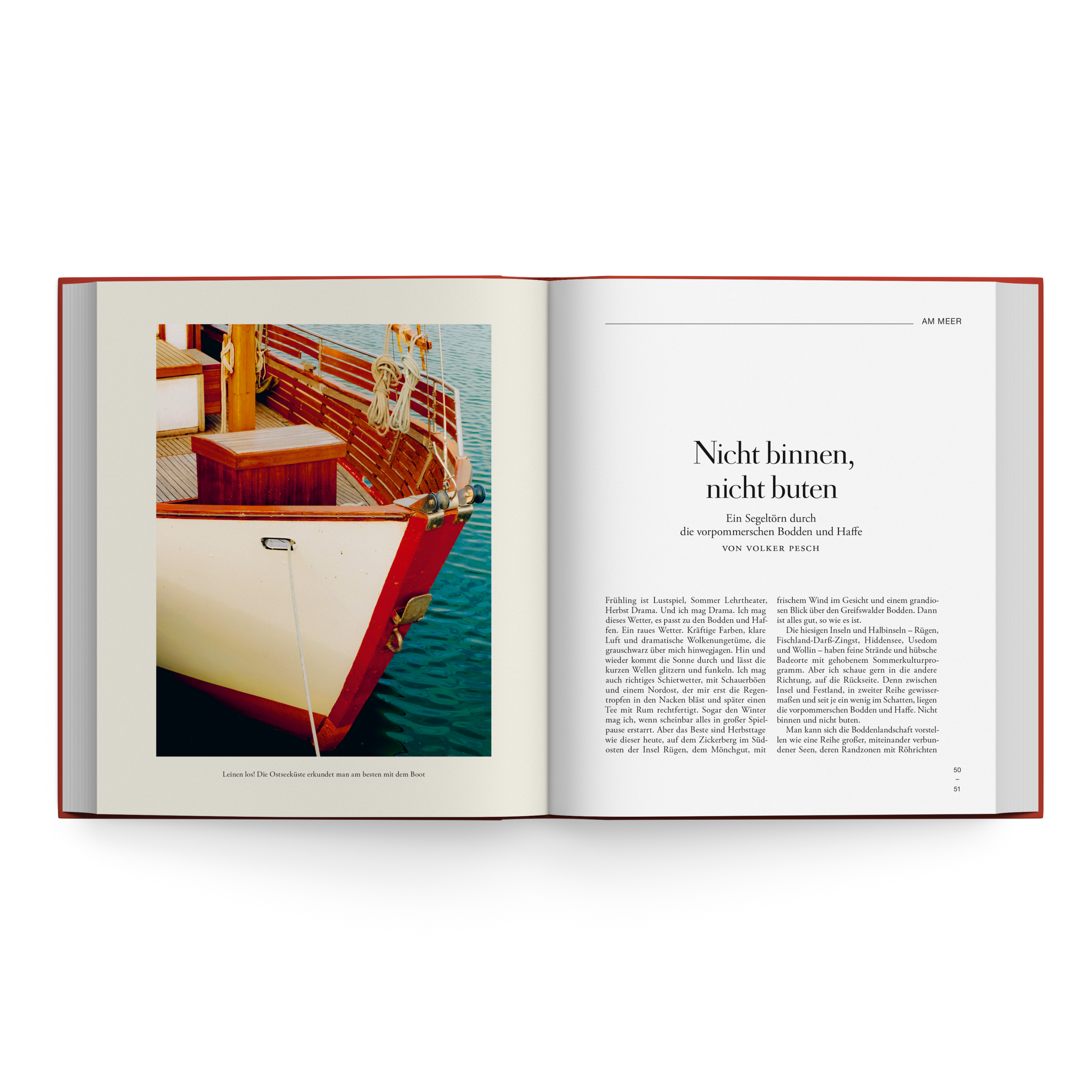 Aufgeschlagenes hochwertiges Hardcoverbuch der ZEIT-Edition »Hin und weg! 77 Lieblingsorte in Deutschland«. Linke Seite mit großformatigem Farbfoto eines Bootes am Steg, umgeben von blaugrünem Wasser und Sonnenlicht. Rechte Seite mit elegant gestaltetem Textbeginn und großzügigem Weißraum.