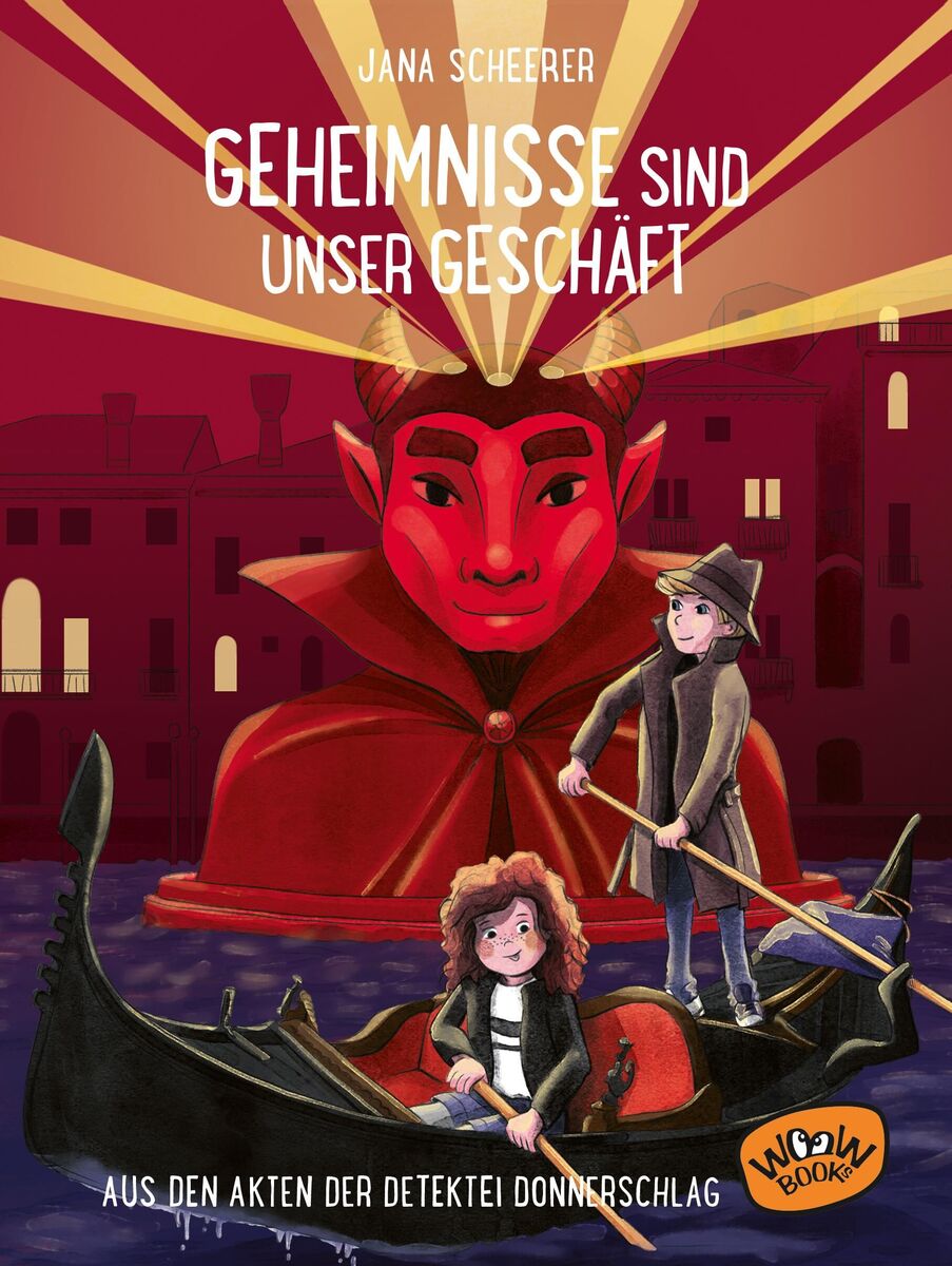 Buchcover des Kinderbuchs 'Geheimnisse sind unser Geschäft' von Jana Scheerer. Zwei Kinder in Detektivkleidung stehen in einem Boot vor einer großen, roten Teufelsstatue. Im Hintergrund sind Häuser zu sehen. Die Szene wirkt abenteuerlich und geheimnisvoll.
