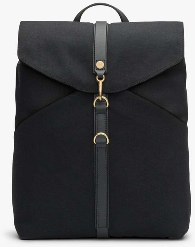 Ein eleganter, schwarzer Rucksack von MISMO mit minimalistischen Design-Elementen und goldfarbenen Details, ideal für moderne Reisende und Pendler.