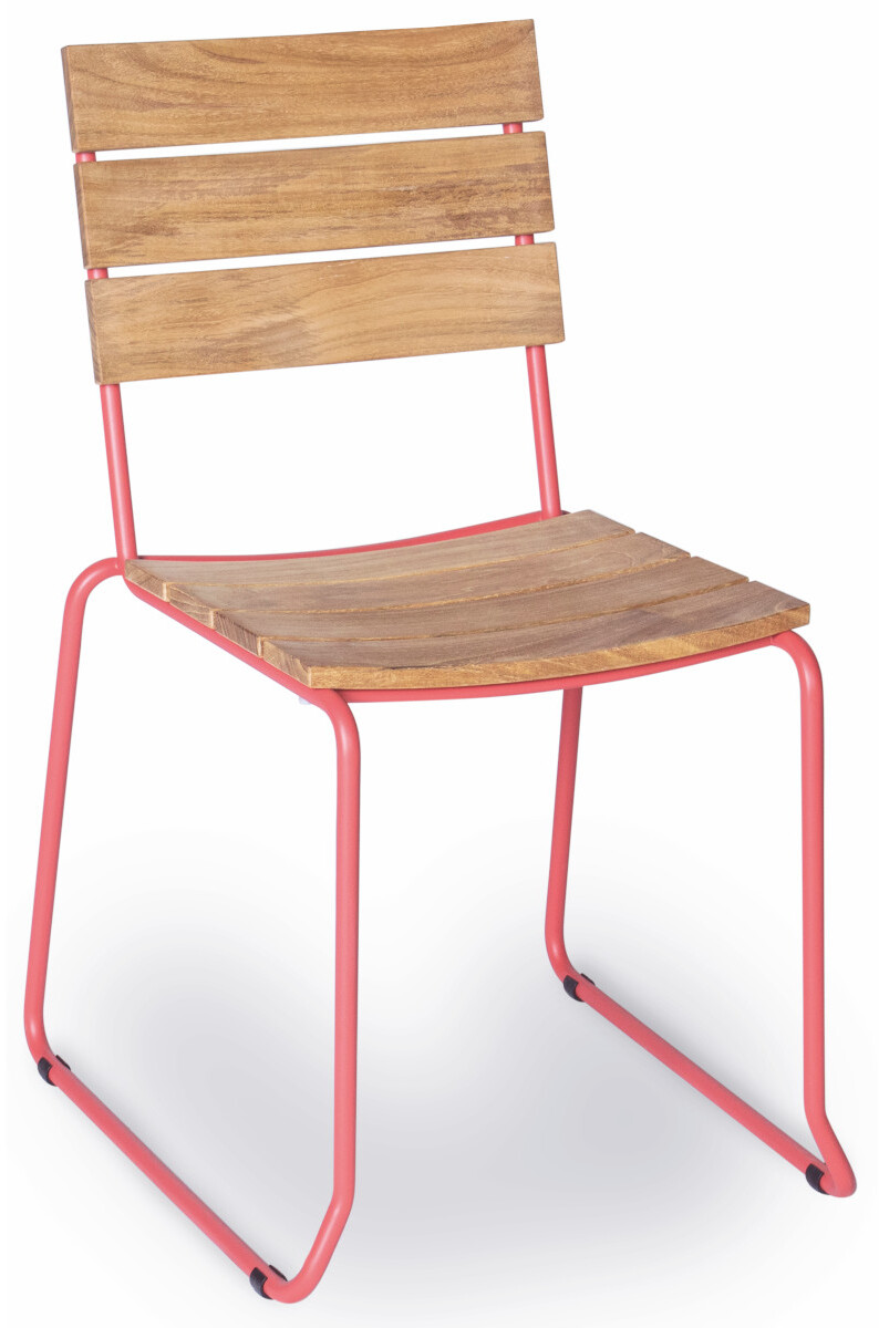 Moderner Stuhl »BALCONY« aus Teakholz mit stabilen roten Metallgestellen. Ideal für Balkon und Terrasse, vereint Ästhetik und Funktionalität.