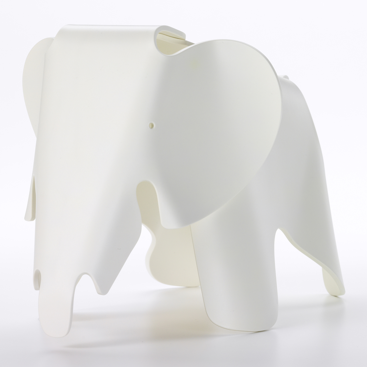 Weißer Kinderhocker in Elefantenform, bekannt als 'Eames Elephant', vor neutralem, weißem Hintergrund.