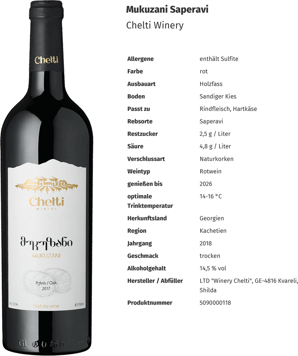 Eine schwarze Flasche des georgischen Chevli Mukuzani Saperavi Rotweins mit einem weißen und goldenen Etikett. Text in deutscher Sprache beschreibt Eigenschaften des Weins wie Jahrgang 2018, Ausbau im Holzfass, einen Alkoholgehalt von 14,5% und eine Empfehlung zum Genuss bis 2026.