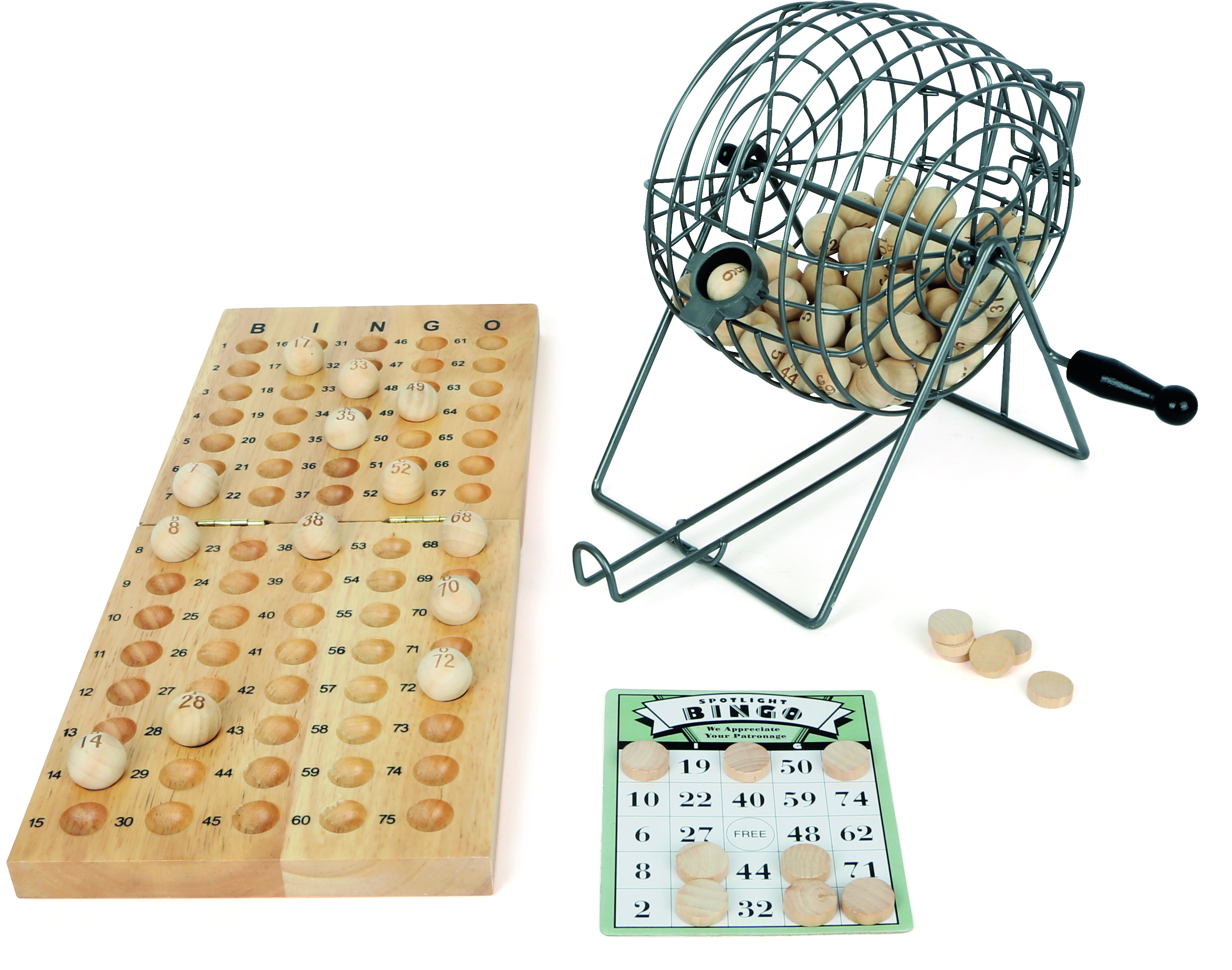 Das Bild zeigt eine Bingo-Spiel-Set mit einem hölzernen Bingo-Spielbrett, mehreren Holz-Zahlenscheiben, einer grün-weißen Spielkarte und einem metallischen Glücksrad mit Handkurbel.