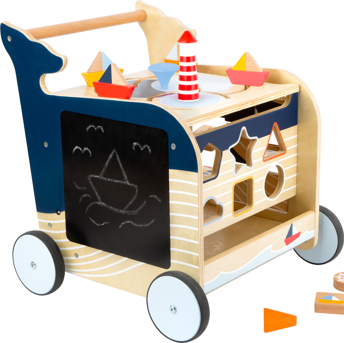 Holz-Lauflernwagen in maritimem Design mit Wal, Segelbooten und Leuchtturm. Enthält verschiedene Formen zum Sortieren und Schieben. Der Wagen ist in Blau, Weiß, Rot und Holzfarben gehalten, mit einem schwarzen Tafelsegment auf der Seite.
