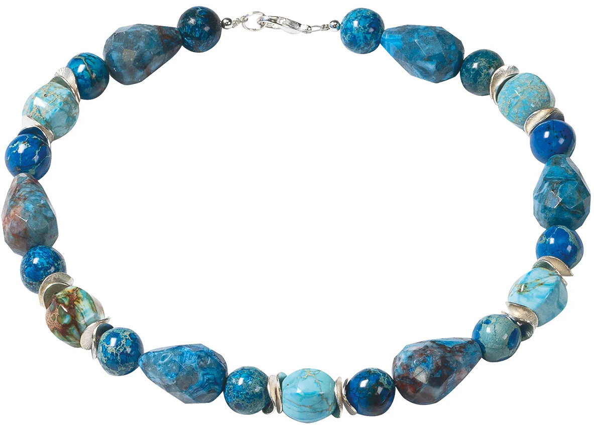 Eine elegante Perlencollier-Halskette namens 'Sansibar', bestehend aus blauen und türkisfarbenen Edelsteinen mit silbernen Akzenten, die eine luxuriöse und handgefertigte Optik bietet.