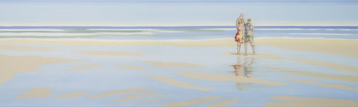 Gemälde von Anja Struck aus dem Jahr 2023 mit dem Titel »Die Liebe zum Meer«, das ein Paar am Strand zeigt. Helle, pastellfarbene Küstenlandschaft mit Blick auf das ruhige Meer und die Wellen am Horizont.