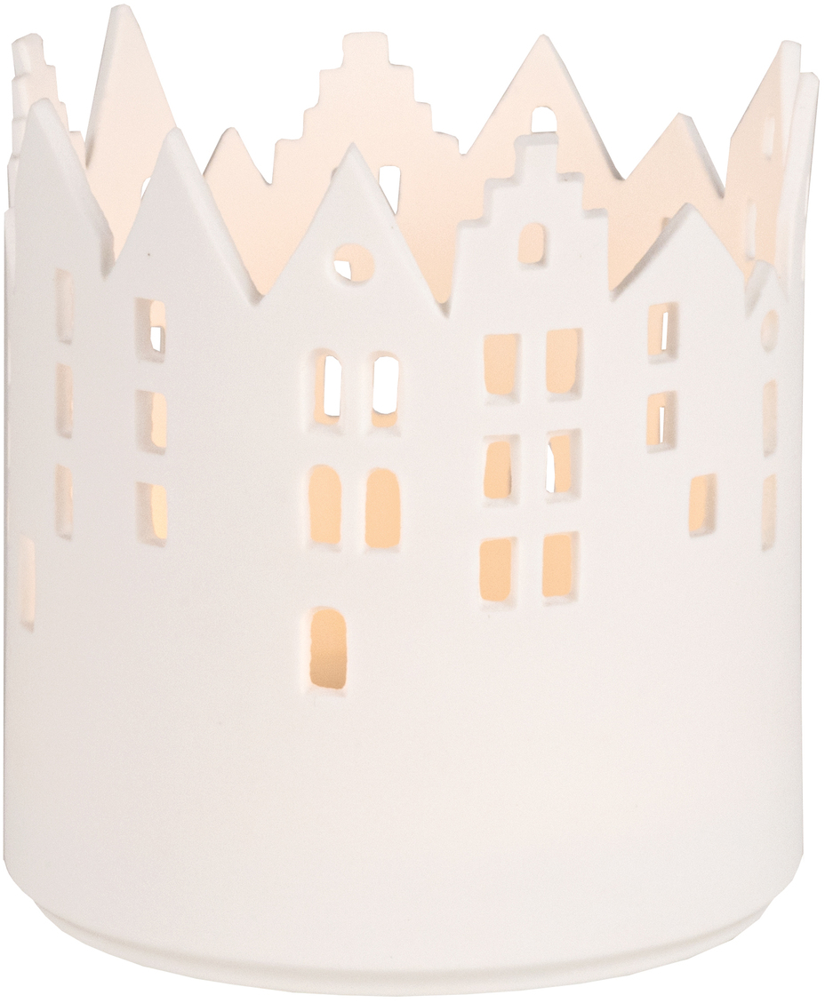 Weißes Windlicht in Form einer Stadt, aus Porzellan, mit ausgeschnittenen Häusern und Fenstern, beleuchtet von innen.