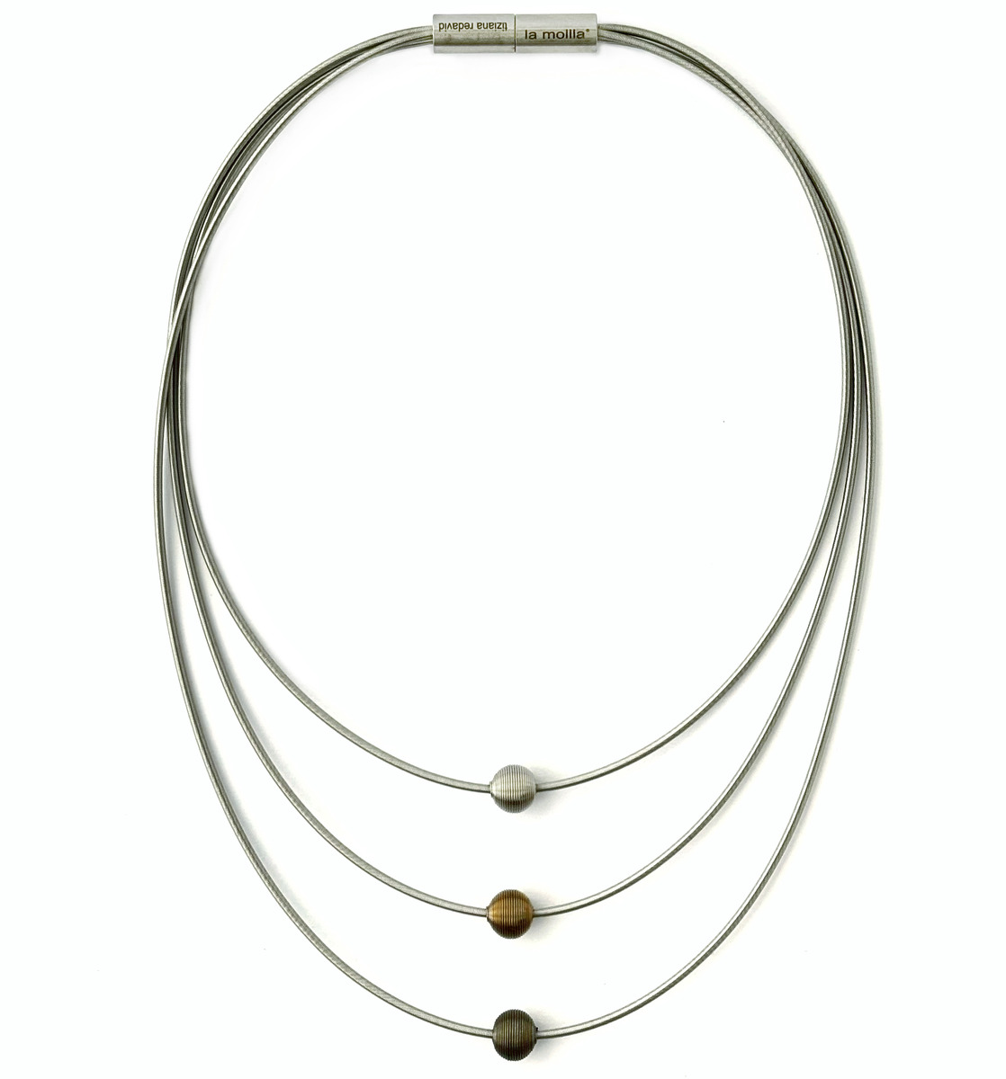 Mehrlagige Halskette mit drei Kugeln in verschiedenen Farben in einem modernen, minimalistischen Design. Geeignet für elegante Anlässe und modische Frauen.