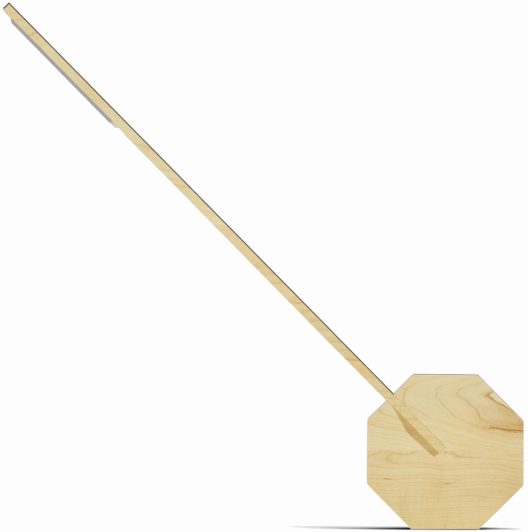 Eine moderne Tischlampe in achteckiger Form, gefertigt aus hellem Holz, mit einem schräg nach oben verlaufenden Stab, der als Lampenschirm dient.