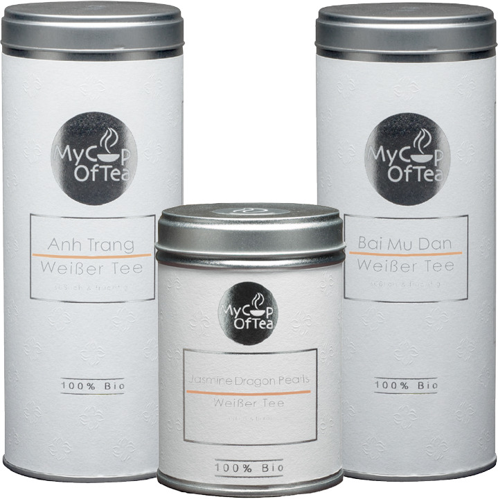 Weißtee Set bestehend aus drei silbernen Teedosen mit der Aufschrift 'My Cup of Tea'. Jede Dose enthält eine verschiedene Teesorte: Anh Trang, Bai Mu Dan und Jasmine Dragon Pearls. Alle Produkte sind 100% Bio.