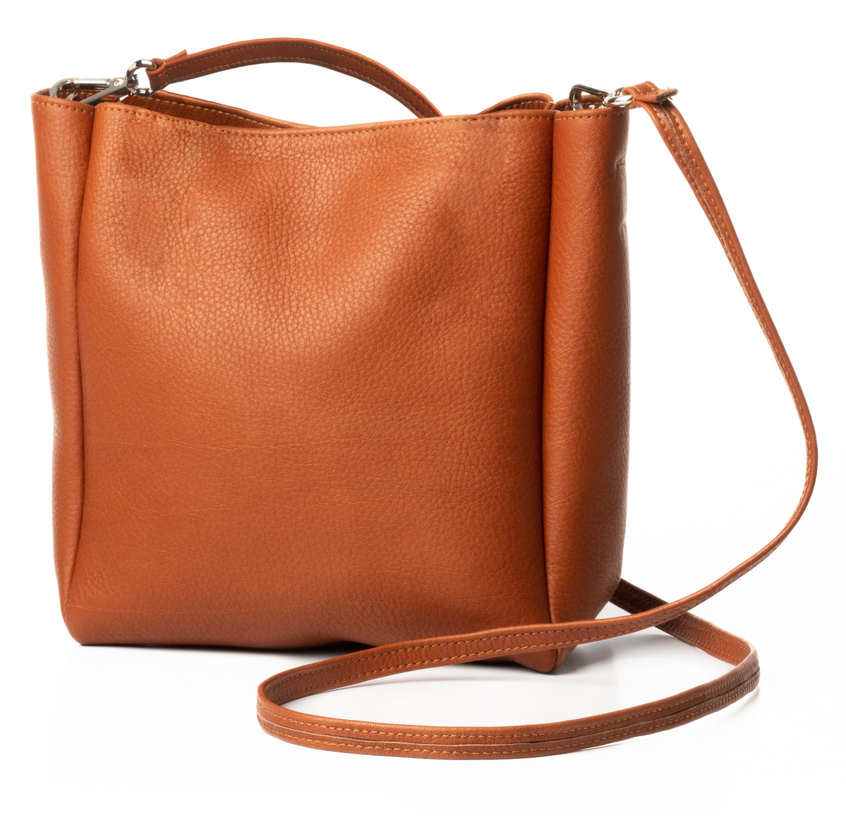 Eine elegante braune Ledertasche mit einem schlichten, aber edlen Design und einem langen Schulterriemen. Ideal für den täglichen Gebrauch oder besondere Anlässe.