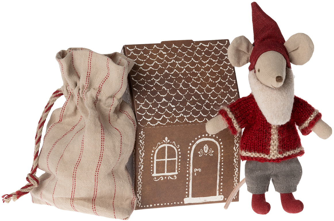 Eine niedliche Weihnachtsdekorationsfigur in Form einer Maus, die einen roten Pullover und einen roten Hut trägt. Die Figur steht neben einem kleinen Lebkuchenhaus aus Karton und einem Jutesack mit roten Streifen.
