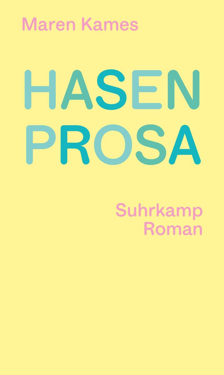 Das Bild zeigt das Buchcover von 'Hasenprosa' von Maren Kames, veröffentlicht vom Suhrkamp Verlag. Der Hintergrund ist gelb, und der Titel ist in blauen und grünen Buchstaben geschrieben. Der Autorinnenname und Verlagsname sind in pinker Schrift abgebildet.