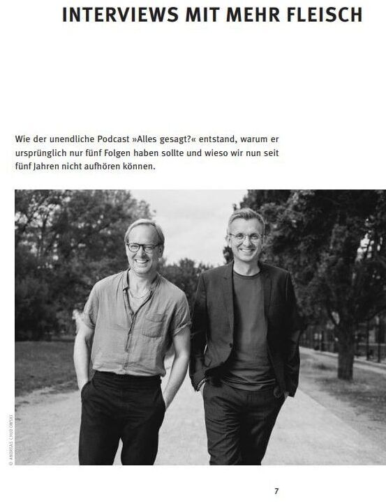 Das Bild zeigt das Buch 'Alles Gesagt? Buch zum Podcast' mit einer schwarz-weiß Fotografie von zwei lachenden Männern in einem Park, verbunden mit einem kurzen Beschreibungstext über den Podcast.