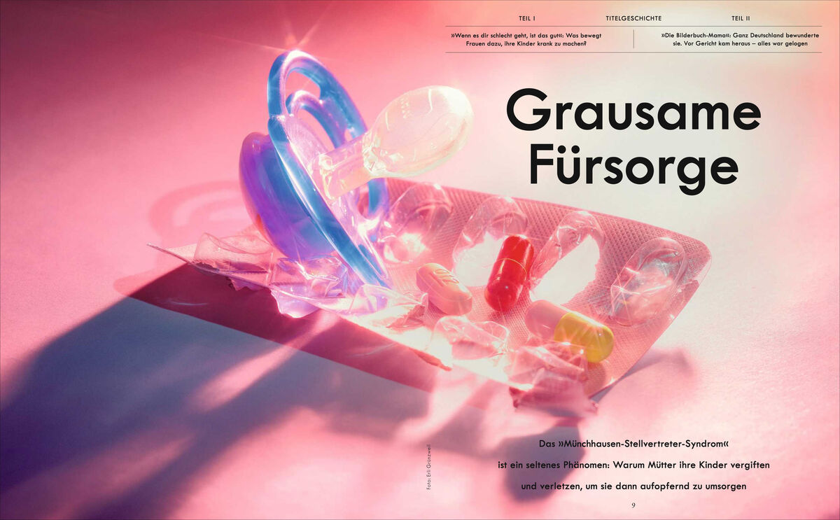 Ein Cover der Zeitschrift ZEIT VERBRECHEN 11/21 mit dem Titel 'Grausame Fürsorge'. Auf dem Cover sind verschiedene Babyschnuller und Tabletten abgebildet, die in intensivem rosa und blauem Licht erscheinen.