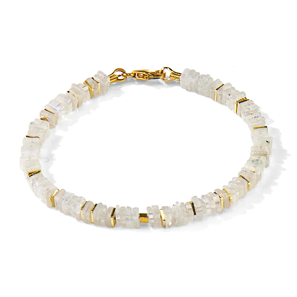 Das Bild zeigt ein elegantes Armband aus weißen Naturstein-Perlen in rechteckiger Form, ergänzt durch goldfarbene Zwischenelemente. Das Schmuckstück wirkt dezent und modern, es besitzt einen goldfarbenen Verschluss.