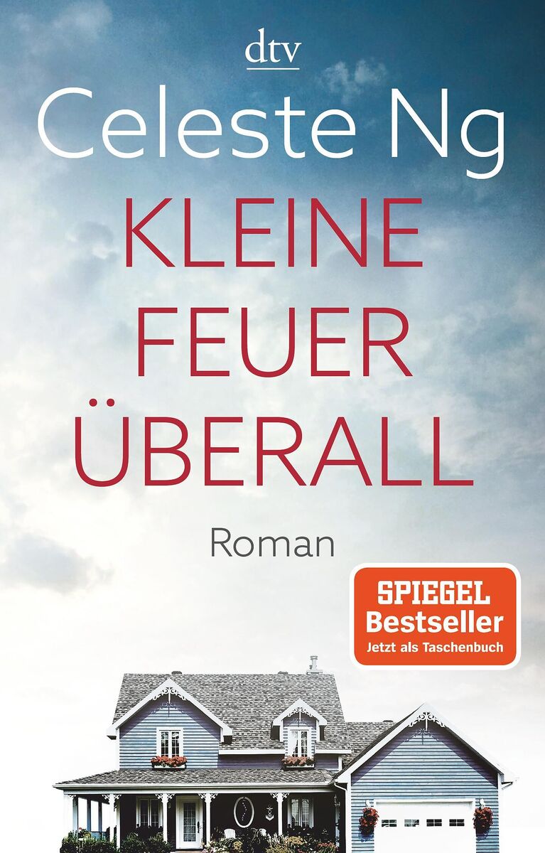 Buchcover des Romans 'Kleine Feuer überall' von Celeste Ng. Oben steht der Name der Autorin und der Titel in großer Schrift. Am unteren Bildrand befindet sich ein Bild eines Hauses mit Garten und der Hinweis 'Spiegel Bestseller'.