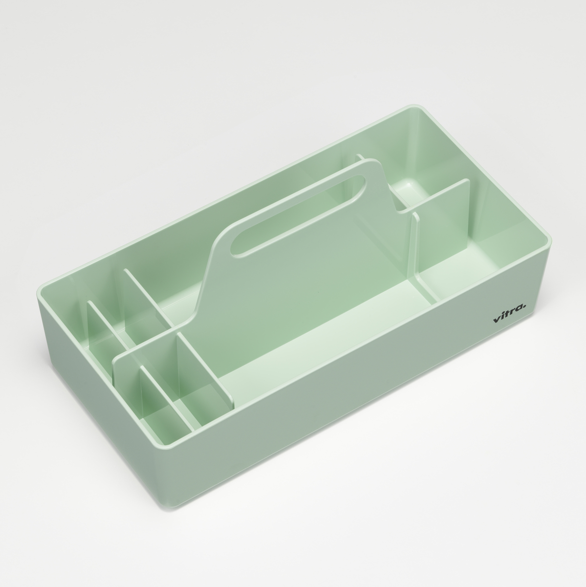 Ein minimalistischer, hellgrüner Werkzeugkasten aus Kunststoff mit mehreren Fächern und einem Tragegriff. Ideal zur Aufbewahrung und Organisation von Werkzeugen oder Bastelutensilien.