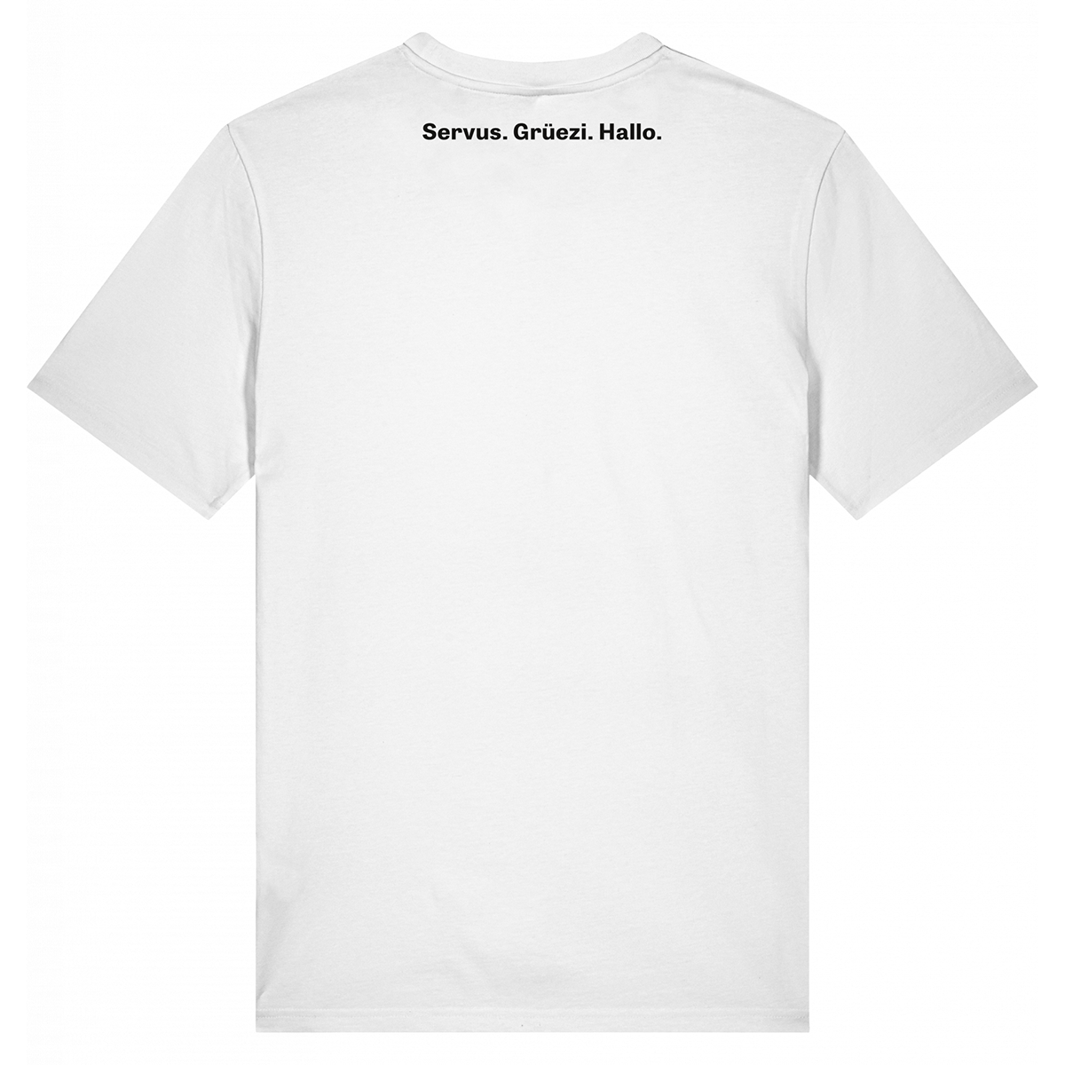Weißes T-Shirt mit schwarzem Text 'Servus. Grüezi. Hallo.' auf Höhe des oberen Rückens. Das Shirt hat einen schlichten, modernen Schnitt und kurzen Ärmel. Das Motiv verbindet Grußworte aus dem deutschsprachigen Raum und eignet sich für verschiedene Gelegenheiten.