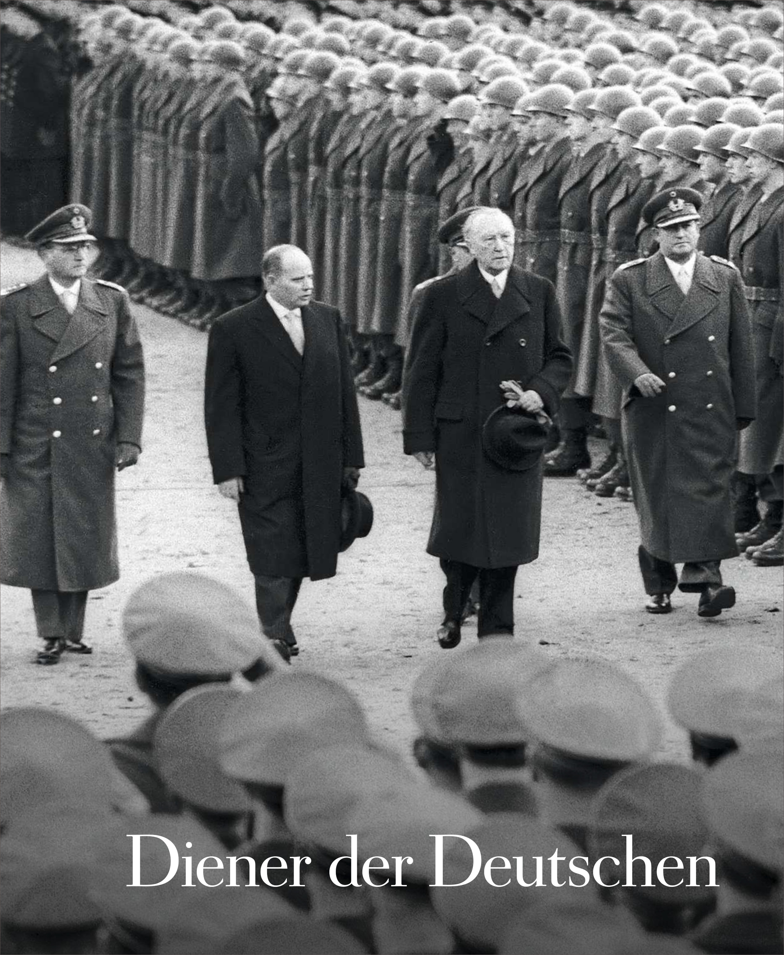 Historische Schwarz-Weiß-Fotografie mit Reihen uniformierter Bundeswehrsoldaten und vier voranschreitenden Männern im Vordergrund, darunter Politiker und Militärs, bei einer Parade oder Inspektion, mit dem Schriftzug 'Diener der Deutschen'.