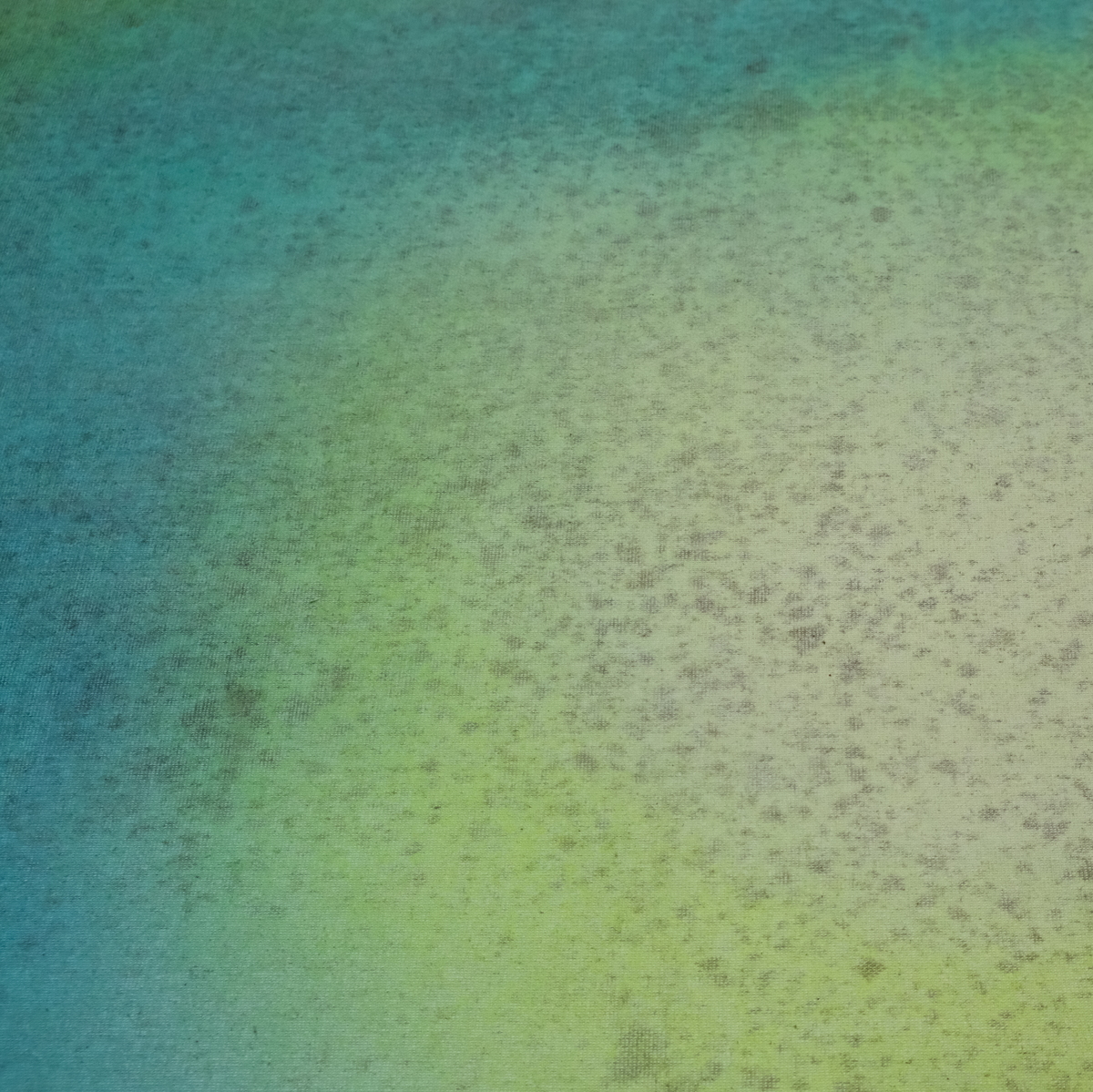 Ein abstraktes Kunstwerk mit grünen, gelben und blauen Farbtönen, die sich nahtlos vermischen. Die Oberfläche zeigt eine dezent strukturierte Fläche.