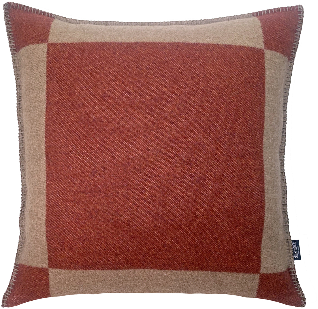 Kissenhülle »Manchester« in Rot und Beige mit einem karierten Muster.